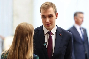 Светловолосый сердцеед Лукашенко проигнорировал вопрос о фанатках в России