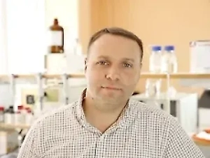 Квас также содержит природные антиоксиданты, которые защищают клетки организма от повреждений. Благодаря содержанию калия и магния квас помогает поддерживать водно-солевой баланс и действует как адаптоген, улучшая электролитный баланс и повышая выносливость при физических нагрузках. Многие отмечают, что регулярное употребление кваса придаёт бодрость и улучшает переносимость нагрузок.