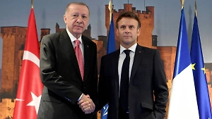 Во Франции высмеяли Макрона за неловкое рукопожатие с Эрдоганом