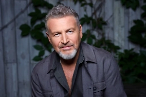 «Дядя Лёня, помоги!»: Агутин провёл гендер-пати поклоннице прямо на своём концерте