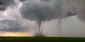 В США сняли на видео редкое природное явление — танцующий смерч