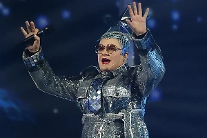 «Пусть идут в…»: Сердючка со сцены послала матом противников русскоязычных песен