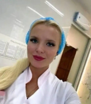 Часто хочется покрасоваться, надеть, например, стринги, но я не рекомендую их носить, особенно летом. Стринги могут врезаться в ткани промежности, травмировать кожу при движении, особенно в жару, и способствовать переносу инфекции и нежелательных микроорганизмов из заднего прохода во влагалище. Это повышает риск таких заболеваний, как кольпит, цистит или молочница. Поэтому в летний период лучше отказаться от стрингов.