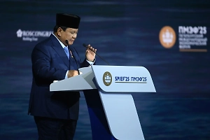 Президент Индонезии посетил Пискарёвское кладбище и назвал Петербург символом патриотизма