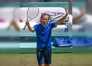 Медведев вышел в финал турнира в Германии, дважды за два дня преодолев кровотечение из носа