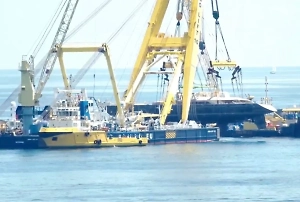 Суперъяхту британского миллионера подняли со дна спустя год после крушения у Сицилии