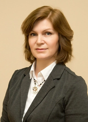 Натуральные плоды содержат высокие концентрации органических кислот (яблочной, лимонной, салициловой), ферментов и эфирных соединений, которые могут нарушать защитный барьер кожи. Особенно осторожно следует наносить маски с клубникой, помидорами и другими плодами, содержащими кислоты, во избежание контактного дерматита и обострения розацеа. И уж совсем не рекомендуется использовать маски на основе сока или мякоти цитрусовых.