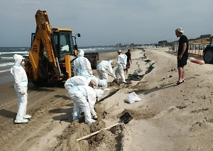 Волонтёры во время очистки от мазута пляжей Анапы нашли турецкий мусор 