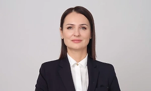 Я бы не стала акцентировать внимание на гендерных ролях. Деление на то, чему учить папу и маму, создаёт разногласия и размывает единые подходы. В разных поликлиниках и школах могут давать противоположные рекомендации по уходу за ребёнком, что вызывает конфликты в семьях. Лучше воспринимать обучение как общие школы для родителей, где важно понять основы, а не делить их по гендерному признаку.