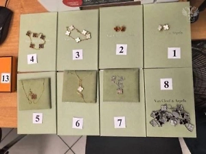 Алмаз в носке и Cartier в куртке: Россиянку задержали с крупной контрабандой ювелирки из ОАЭ
