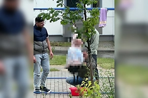 Местные жители в шоке: В Москве мигранты устроили забой барана прямо на детской площадке
