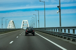 Двоих водителей наказали за проезд электромобилей по Крымскому мосту