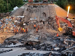 Хинштейн назвал запугивание россиян целью подрыва мостов