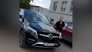 «Жирная мразь!» Кировский экс-депутат чуть не проломил «‎автохамке» череп под рыдания её дочки