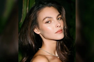 Спутница Ди Каприо порвала своё полупрозрачное платье на свадьбе Безоса
