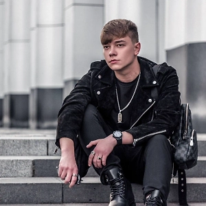 Если мужчина зайдёт в воду после захода солнца, его заберут к себе русалки и утянут с собой на дно или разобьют ему сердце так, что он больше никого и никогда не сможет полюбить. Поэтому ночью возле воды не стоит не только купаться, но и разговаривать с одиноко гуляющей девушкой — она может оказаться русалкой. Кроме русалок опасность исходила и от водяного. Чтобы утащить к себе человека, он мог притворяться корягой, бревном или даже животным, якобы тонущим в воде. Визги, плеск, хохот ночью на реке — проделки водяного, от которого стоит держаться подальше.