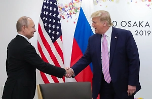 Ушаков: Путин и Трамп договорились продолжать контакты по Украине