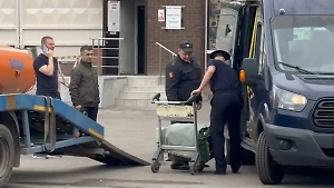 Силовики вынесли странные баулы с места «‎похищения» блогера сотрудниками Росгвардии