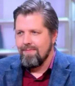 Если говорить о собаках, то важно учитывать их породу и размер. В целом, рекомендуется снизить воздействие солнечных лучей и тепла. Лучше гулять рано утром или поздно вечером, чтобы избежать сильной жары. Особенно это важно для маленьких и тёмных пород собак, которые быстрее перегреваются, но и крупные тоже подвержены риску.