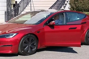 Трамп собирается избавиться от красной Tesla, которую он купил у Илона Маска