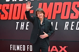 Миссия выполнена: Том Круз 16 раз прыгнул с горящим парашютом и попал в Книгу рекордов Гиннесса