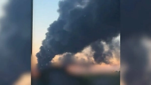 На окраине Энгельса в районе нефтеперерабатывающего завода видны клубы чёрного дыма