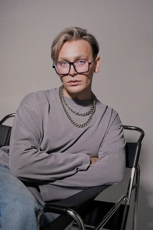 Советую начать с самого простого: составьте луки от обратного — подберите одежду под обувь, а не наоборот. И самый громоздкий вариант — сразу на себя в дорогу. В кроссовках даже в дьюти-фри приятнее гулять.