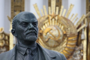 В Оше снесли один из самых высоких памятников Ленину