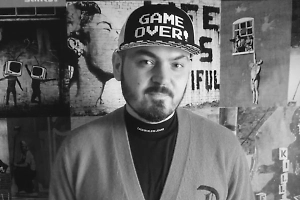 Известный певец найден мёртвым в квартире умершей мамы, причина его смерти ужасает