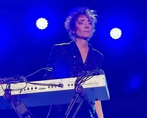 Сбежавшую в Париж певицу Земфиру* разыскивают в России из-за долга в почти миллион рублей