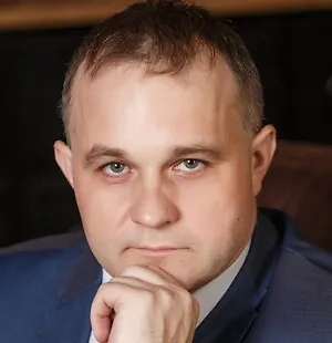 В общем, такой весьма жалкий тип, который явно в употреблении. Скорее всего, тут алкоголь присутствует, насчёт остальных веществ сложно сказать, но там много чего легализовано. Думаю, что алкоголь и каннабис он точно употребляет. Может быть, там был оземпик. Может быть, просто недоедает, потому что никому нафиг не нужен.