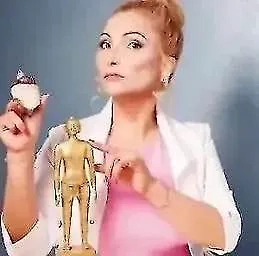 Основная опасность хождения в кроксах и любой другой резиновой обуви заключается в том, что такая обувь не обеспечивает достаточной вентиляции и защиты для стопы. Резина может создавать парниковый эффект на коже и тёплую, влажную среду, способствующую размножению бактерий и грибков, что увеличивает риск развития кожных инфекций. Особенно это важно для людей с сахарным диабетом и другой предрасположенностью к дерматологическим заболеваниям, таким как грибок стопы или другие инфекционные поражения кожи.