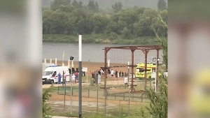 Погибших несут на руках: Life.ru публикует видео первых минут после удара молнии по пляжу под Тулой