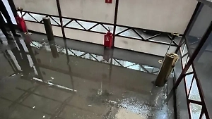 Курилку Госдумы затопило из-за сильнейших тропических ливней в Москве