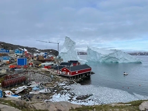 Огромный айсберг угрожает рыбацкому посёлку в Гренландии