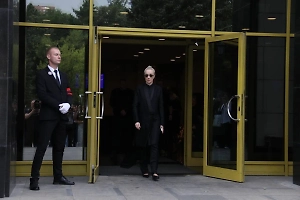 Кино-бомонд в трауре: Фоторепортаж Life.ru с церемонии прощания с автором «Каменской» Морозом  