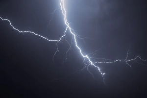 Молния ударила в рыбаков в Кузбассе. Один погиб, двоих спасли резиновые сапоги