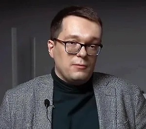 Так, если пользователь, готовя реферат, откроет PDF-файл или сайт, содержащий оригинальный текст «Майн кампф»* в русскоязычном переводе без научного аппарата или комментариев, и этот файл окажется в реестре, то формально он может подпасть под состав административного правонарушения по проектируемой статье 13.53 КоАП РФ. Сам факт подготовки реферата не исключает умысла, если будет доказано, что лицо сознательно получало доступ к запрещённому контенту. Это может произойти при изъятии устройства, анализе истории браузера или жалобе со стороны третьих лиц.