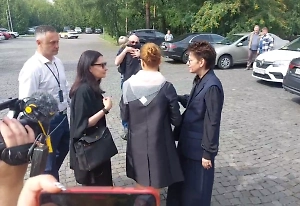 Жена и дочь Юрия Мороза прибыли на прощание с режиссёром