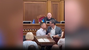 «‎Козёл!» Украинские депутаты развернули битву прямо в Раде, пока их коллеги всё снимали