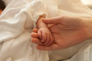 Восемь детей от трёх родителей появились на свет в Британии