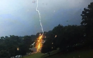 В результате удара молнии в Нью-Джерси погиб человек, ещё 13 пострадали