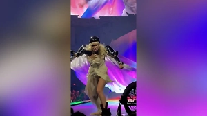 «Скоро будет просить гражданство»: Леди Гага выступила на концерте в плаще в цветах российского флага
