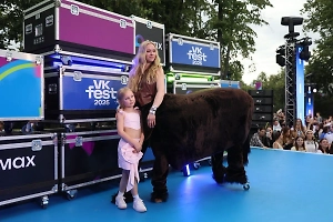 Эффектное появление: Супруги-блогеры Кукояки приехали на VK Fest в костюме кентавра