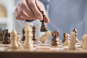 FIDE обсудит с МОК возможное снятие санкций с российских шахматистов 