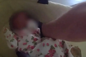 Младенец чудом выжил, пролежав несколько дней рядом с умершей матерью