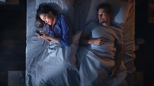 Тру-крайм, ASMR и думскроллинг: Россияне поделились эффективными ритуалами на сон грядущий