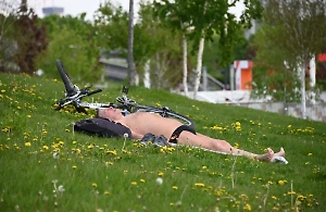 Тахикардия, судороги, обморок: Life.ru выяснил, что запрет на чёрное в жару — не просто страшилка