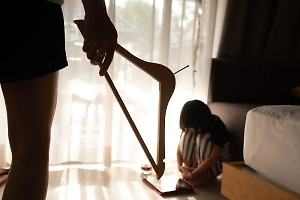 Бил дубинкой до страшных шишек: Житель Видного измывался над пасынком из-за долга матери