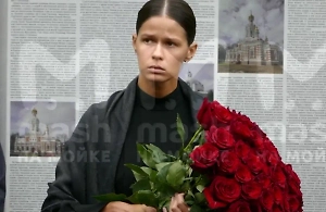 Заплаканная возлюбленная Старовойта появилась на его похоронах с охапкой красных роз